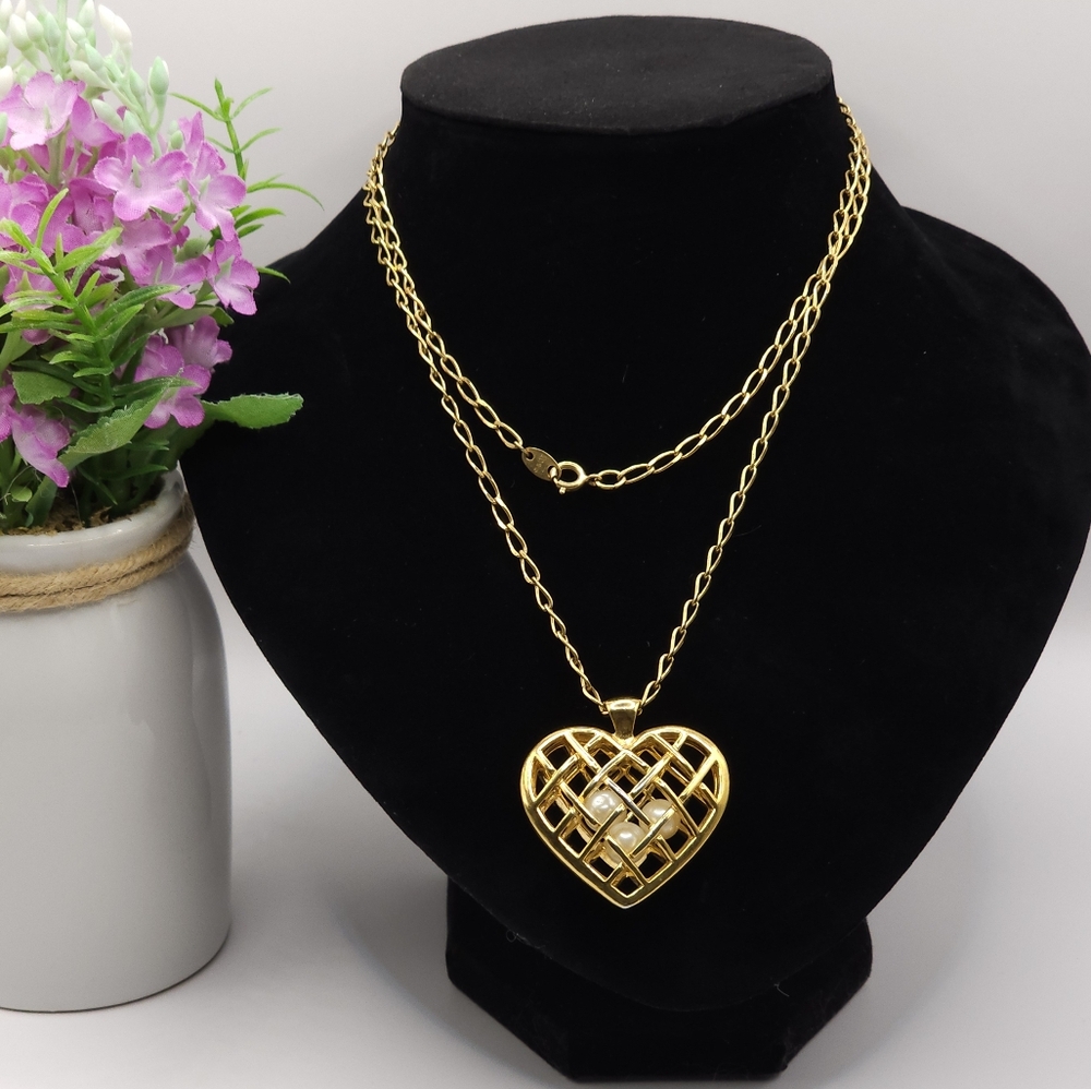 Vintage AVON 1993 Capture Your Heart Gold-Toned Necklace With Three Faux Pearls